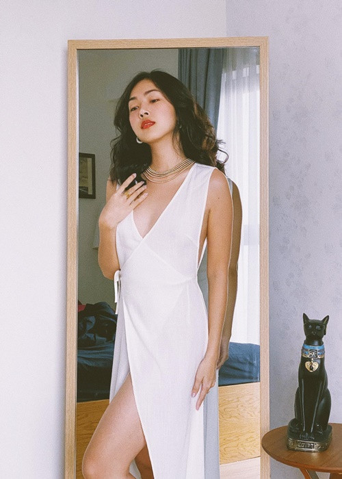 Nữ MC từng tham gia một số MV và phim như "Tiệm bánh hoàng tử bé", "Mùa hạ mang tên em".