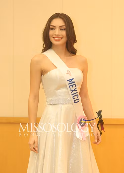 Yuridia Duran - đại diện Mexico sở hữu gương mặt cuốn hút, hình thể gợi cảm. Nhiều người đặt kỳ vọng Yuridia Duran sẽ mang về vương miện thứ 3 cho nhan sắc Mexico.