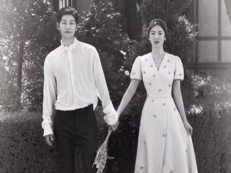 Sau khi đóng chung phim "Hậu duệ của mặt trời", Song Joong Ki theo đuổi Song Hye Kyo mãnh liệt. Cặp đôi nên duyên vợ chồng vào tháng 10/2017. Sau đám cưới với Song Hye Kyo, Song Joong Ki vẫn luôn cưng chiều bà xã hết mực. Ảnh: Sina