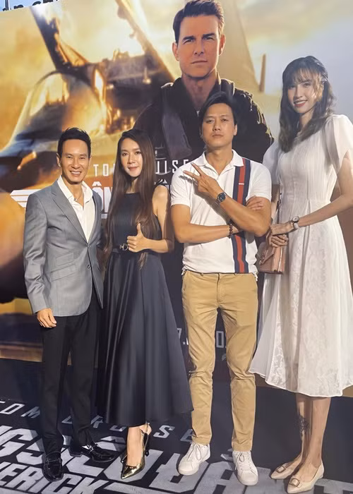 Khi tham gia cuộc thi Vietnam’s Next Top Model 2015, Hồng Xuân (ngoài cùng bên phải) gây chú ý bởi chiều cao 1m90. Hiện tại, cô cao 1m91.