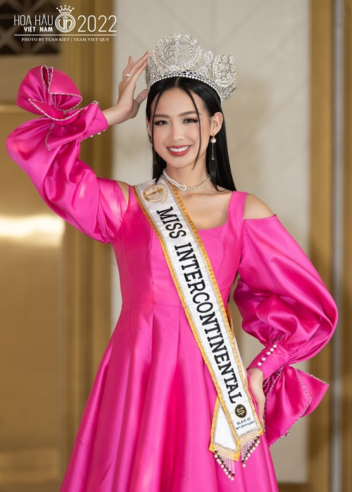 Sau khi về nước, cô chính thức trở thành thành viên Ban giám khảo cuộc thi Hoa hậu Việt Nam 2022.