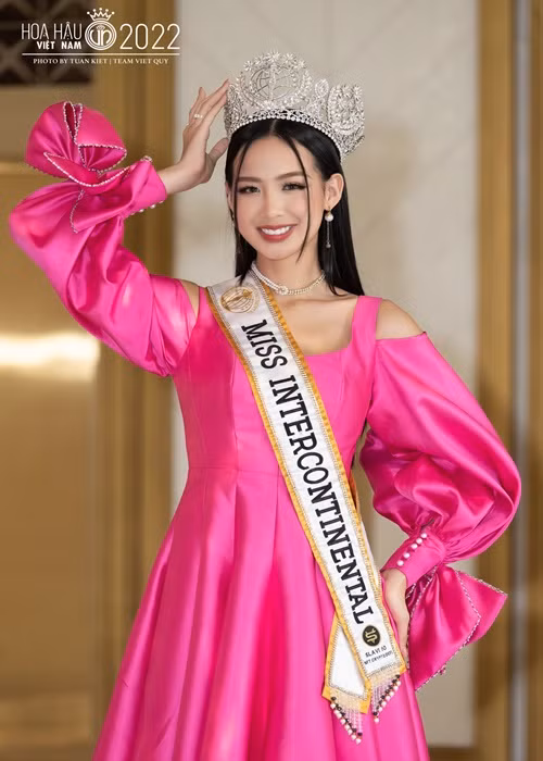 Sau khi về nước, cô chính thức trở thành thành viên Ban giám khảo cuộc thi Hoa hậu Việt Nam 2022.