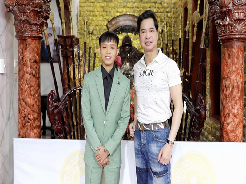 Sau một thời gian theo học Ngọc Sơn, Hồ Văn Cường có tiến bộ về kỹ thuật thanh nhạc, trở nên dạn dĩ hơn, biết pha trò vui vẻ, không còn nhút nhát và kiệm lời. Ảnh: Lao động