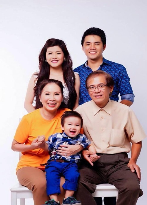 Nghệ sĩ Kim Xuân kết hôn năm 1980. Vợ chồng nữ nghệ sĩ có một cậu con trai tên Huy Luân. Ảnh: Lao động