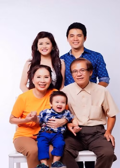 Nghệ sĩ Kim Xuân kết hôn năm 1980. Vợ chồng nữ nghệ sĩ có một cậu con trai tên Huy Luân. Ảnh: Lao động