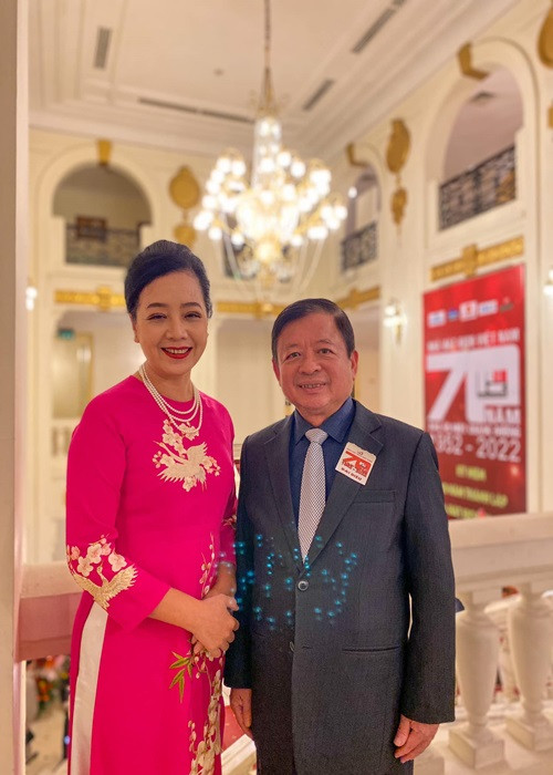 Nữ nghệ sĩ có tên gọi đậm chất xuân - Chiều Xuân lấy chồng khi chỉ mới 20 tuổi. Cô kết hôn với nhạc sĩ Đỗ Hồng Quân. Anh chính là mối tình đầu của Chiều Xuân. Cặp đôi nghệ sĩ có hai con gái. Ảnh: FBNV