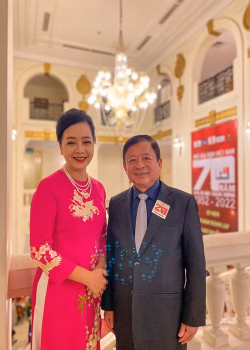 Nữ nghệ sĩ có tên gọi đậm chất xuân - Chiều Xuân lấy chồng khi chỉ mới 20 tuổi. Cô kết hôn với nhạc sĩ Đỗ Hồng Quân. Anh chính là mối tình đầu của Chiều Xuân. Cặp đôi nghệ sĩ có hai con gái. Ảnh: FBNV