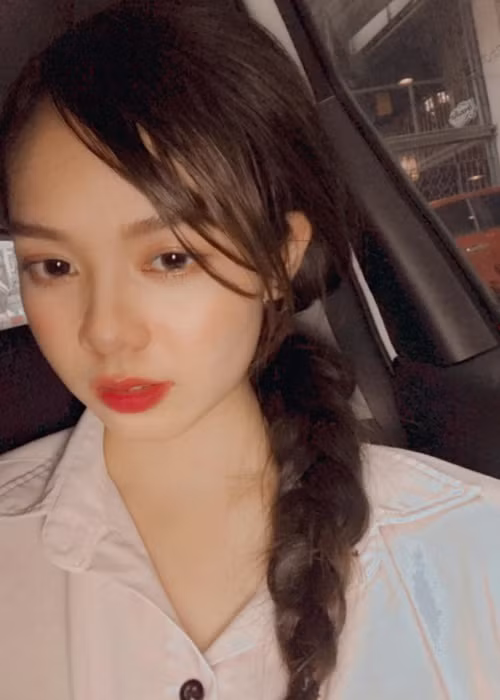 Gương mặt thanh tú của nàng hậu cách đây 2 năm.