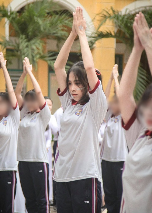 Khi còn là học sinh, Ngọc Hằng đã nổi bật nhờ nhan sắc xinh đẹp.