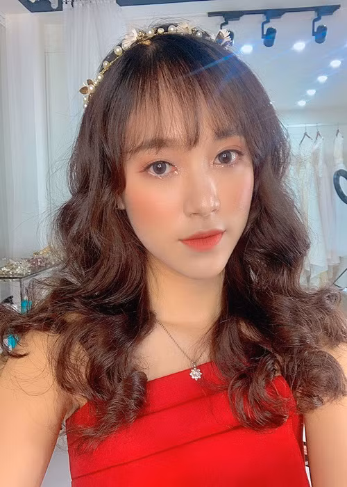 Nàng á hậu hiện tại là sinh viên Đại học Kinh tế Quốc dân.