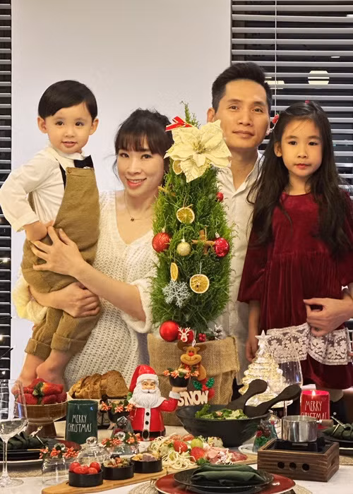 Cậu nhóc thừa hưởng những nét đẹp của bố lẫn mẹ.