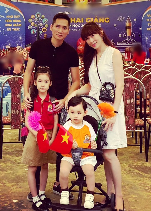 Hai cô con gái của nam biên tập viên ngày càng xinh.