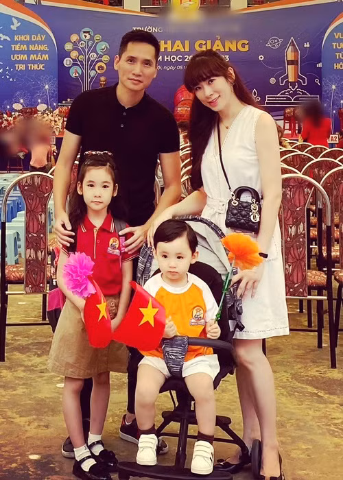 Hai cô con gái của nam biên tập viên ngày càng xinh.