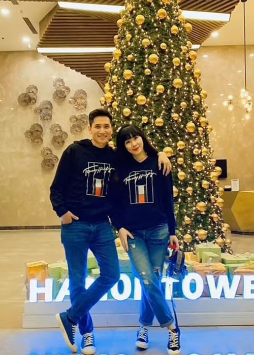 Dịp sinh nhật Anh Thư cách đây không lâu, Quốc Khánh đăng tải lời chúc mừng hài hước dành cho vợ. Anh viết: “Trong đội Brazil, cô ấy sẽ là Neymar. Trong đội Croatia, cô ấy sẽ là Modric. Và trong trận đấu Argentina cô ấy sẽ là trọng tài Lahoz. Luôn điều khiển trận đấu theo cách riêng của mình và luôn rút thẻ vàng kể cả khi không cần thiết. Cô ấy còn nhanh hơn cả Mbappe vì thời gian còn chưa đuổi kịp. Hôm nay là ngày lễ kỷ niệm (cần tặng quà) thứ 19 của cô ấy trong năm. Happy birthday to you”.