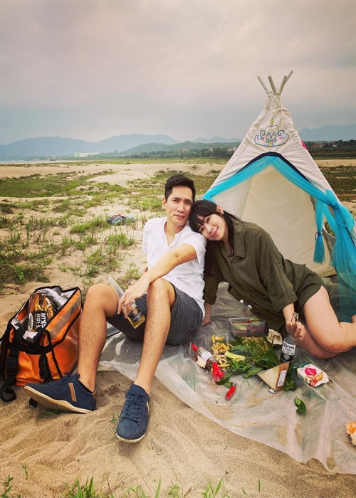 Quốc Khánh gần như chưa bao giờ chia sẻ về cuộc sống hôn nhân trên truyền thông. Tuy nhiên, trên trang cá nhân, thi thoảng, anh vẫn nhắc về vợ.