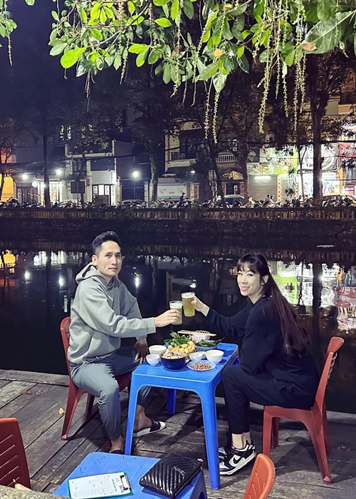 Vợ chồng Quốc Khánh mặn nồng như ngày mới yêu. Cách đây ít ngày, cả hai "trốn con" đi hẹn hò.