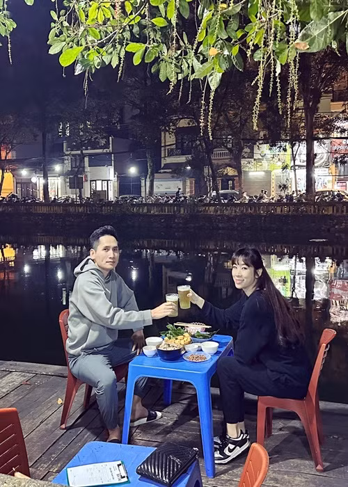 Vợ chồng Quốc Khánh mặn nồng như ngày mới yêu. Cách đây ít ngày, cả hai "trốn con" đi hẹn hò.