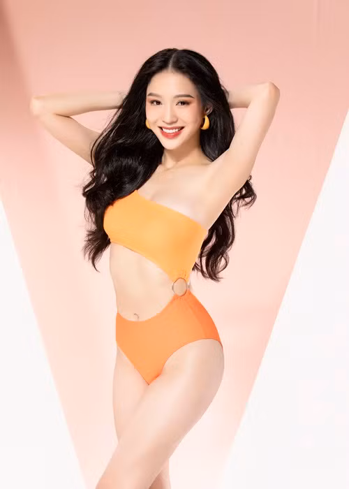 Ngay trước thềm chung kết, ban tổ chức cuộc thi công bố bộ ảnh bikini của top 35.