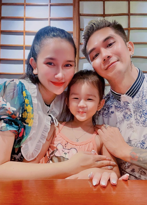 Huỳnh Như sinh con gái đầu lòng vào tháng 9/2019. Hiện tại, bà bã Khánh Đơn mang bầu lần 2. Ảnh: FBNV