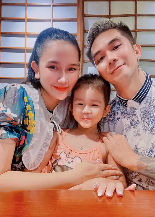 Huỳnh Như sinh con gái đầu lòng vào tháng 9/2019. Hiện tại, bà bã Khánh Đơn mang bầu lần 2. Ảnh: FBNV