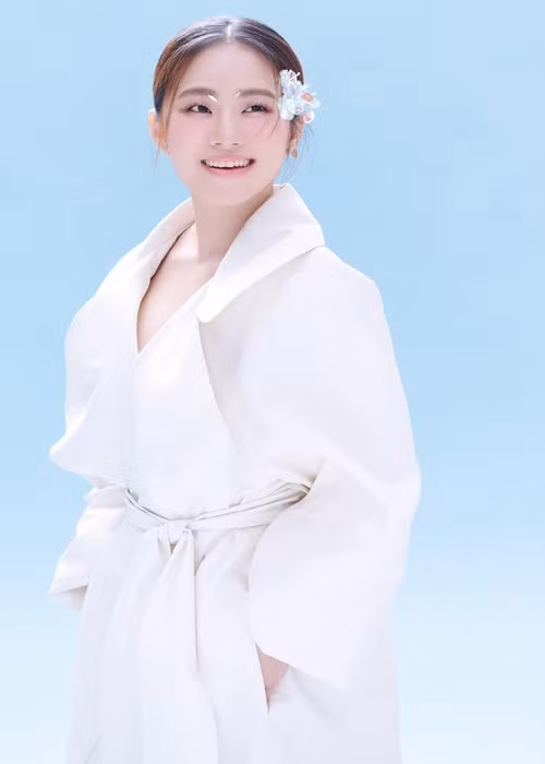 Nhanh chóng, nữ ca sĩ lên tiếng phủ nhận tin đồn bầu bí. Lương Bích Hữu cho biết cô tăng cân do được gia đình bồi bổ nhiều sau khi bị bệnh. Ảnh: FBNV