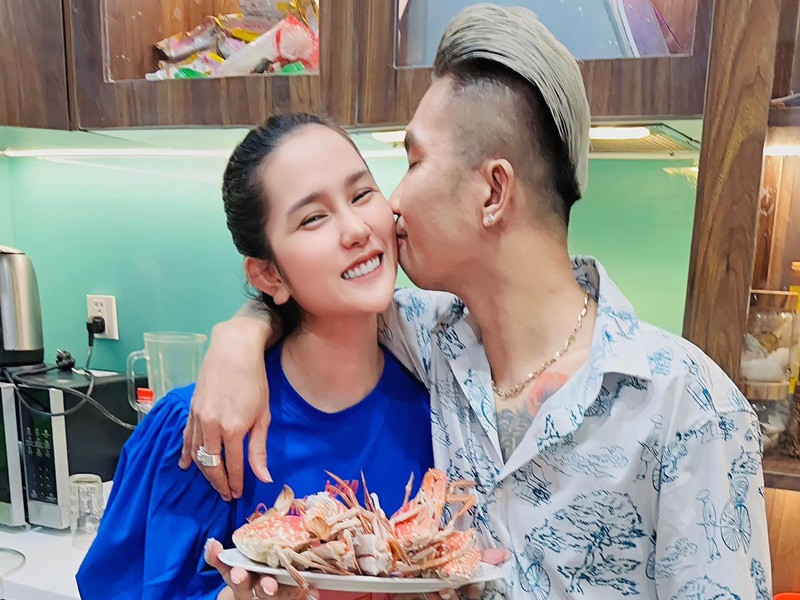 Sau khi chia tay Lương Bích Hữu, nam ca sĩ gắn bó với Huỳnh Như. Bà xã của Khánh Đơn sinh năm 1995, kém nam ca sĩ 8 tuổi, là hot girl nóng bỏng. Ảnh: FBNV