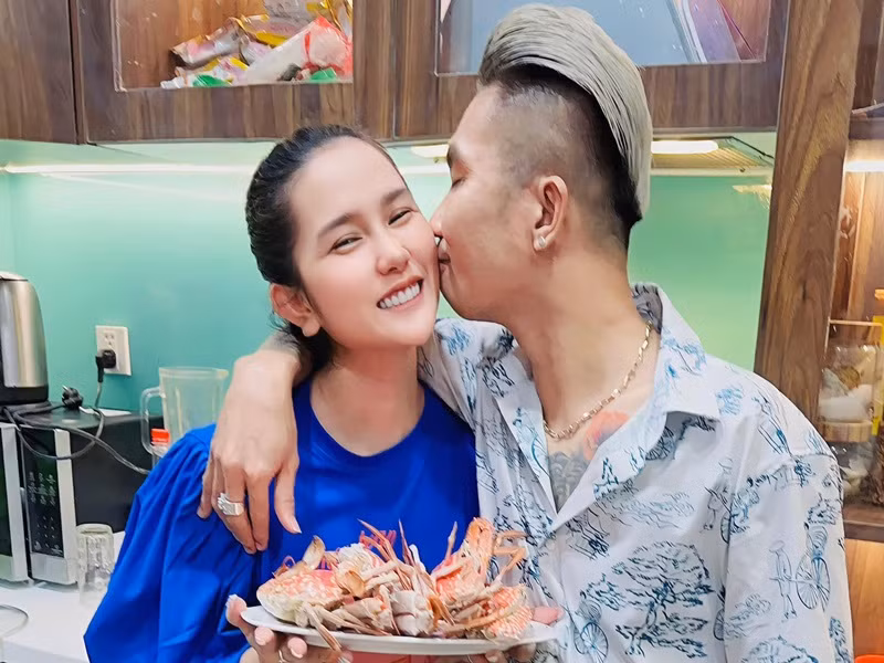 Sau khi chia tay Lương Bích Hữu, nam ca sĩ gắn bó với Huỳnh Như. Bà xã của Khánh Đơn sinh năm 1995, kém nam ca sĩ 8 tuổi, là hot girl nóng bỏng. Ảnh: FBNV