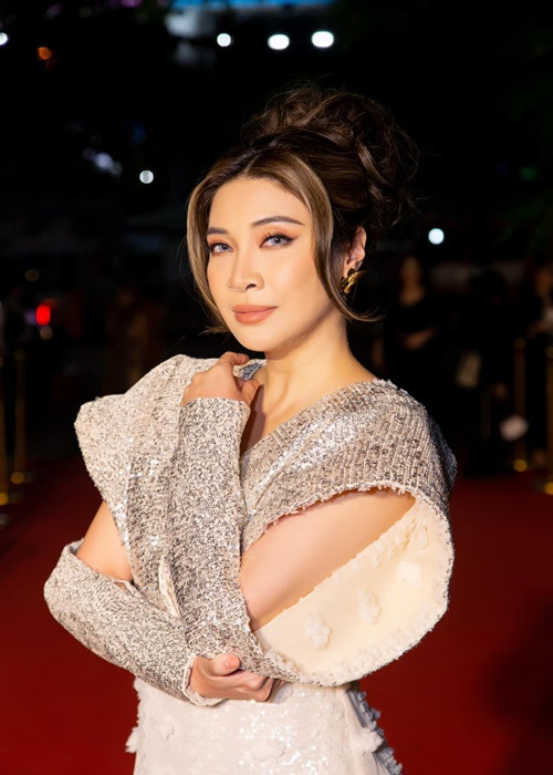 Pha Lê tố bị người mới của chồng khiêu khích, khiến con gái bị bệnh nặng. Tuy nhiên, mới nhất, nữ ca sĩ cho biết, tất cả người trong cuộc trong lúc nóng giận đã có những phát ngôn không hay dẫn đến nhiều hiểu lầm. Hiện tại, cô cùng chồng và người mới của chồng đã nói chuyện trực tiếp và giải quyết tất cả các vấn đề vướng mắc.