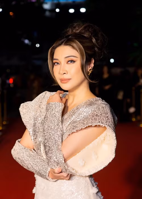 Pha Lê tố bị người mới của chồng khiêu khích, khiến con gái bị bệnh nặng. Tuy nhiên, mới nhất, nữ ca sĩ cho biết, tất cả người trong cuộc trong lúc nóng giận đã có những phát ngôn không hay dẫn đến nhiều hiểu lầm. Hiện tại, cô cùng chồng và người mới của chồng đã nói chuyện trực tiếp và giải quyết tất cả các vấn đề vướng mắc.