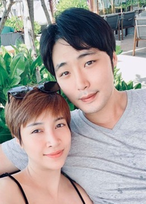 Mang bầu, Pha Lê càng được chồng quan tâm, chăm sóc nhiều hơn. “Tính tình tôi trở nên khó chịu đến mức tôi cũng không mê nổi bản thân nhưng anh ấy vẫn kiên nhẫn lắm”, cô chia sẻ.