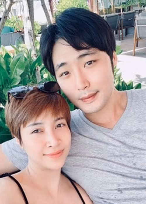 Mang bầu, Pha Lê càng được chồng quan tâm, chăm sóc nhiều hơn. “Tính tình tôi trở nên khó chịu đến mức tôi cũng không mê nổi bản thân nhưng anh ấy vẫn kiên nhẫn lắm”, cô chia sẻ.