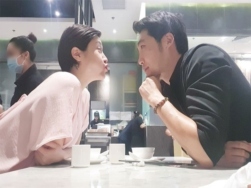 Pha Lê tâm sự: “Mình nuôi con 1 mình từ ngày sinh, còn anh cũng mất mẹ đúng thời điểm đó. Mọi thứ ập đến làm tâm lý tinh thần chúng mình bị ảnh hưởng ít nhiều, tuy là đã cho nhau thời gian dài xem cải thiện gì được không nhưng càng lúc càng thấy chúng mình giống người thân hơn là người yêu hay vợ chồng”.