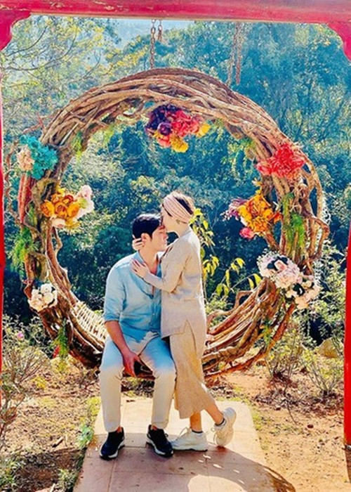 Khi mới công khai hẹn hò, Pha Lê bị antifan công kích. Thậm chí, một số người còn gửi cho cô ảnh người yêu cũ của bạn trai. Pha Lê khẳng định, cô không quan tâm chuyện quá khứ của bạn trai.