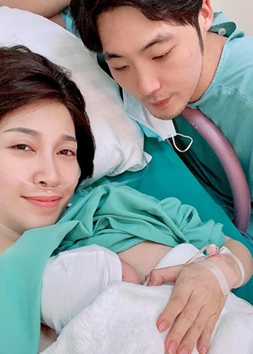 Tháng 10/2022, Pha Lê sinh con gái đầu lòng. Ông xã của cô bật khóc khi chứng kiến vợ vượt cạn thành công.