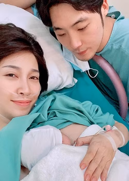 Tháng 10/2022, Pha Lê sinh con gái đầu lòng. Ông xã của cô bật khóc khi chứng kiến vợ vượt cạn thành công.