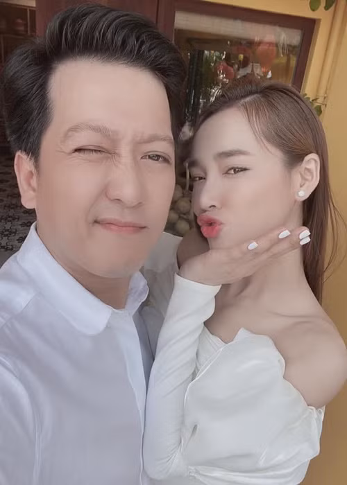 Trường Giang từng hết lời khen ngợi nhan sắc Nhã Phương. Anh nịnh vợ: “Vợ tôi không trang điểm tôi thấy vẫn đẹp”.