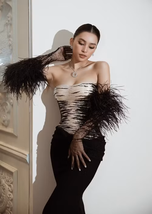 Trường Giang chia sẻ lý do mời Tiểu Vy đóng phim: “Thứ nhất, tôi thích thì tôi mời vì không thể làm việc với người mình không thích. Thứ hai, Tiểu Vy đẹp là chuyện đương nhiên. Hoa hậu phải đẹp chứ! Còn điều tôi thích nhất ở Vy là sự mộc mạc. Có thể bé diễn không hay bằng, không nhiều kỹ thuật bằng những người khác nhưng sự chân phương có hơn những người khác".