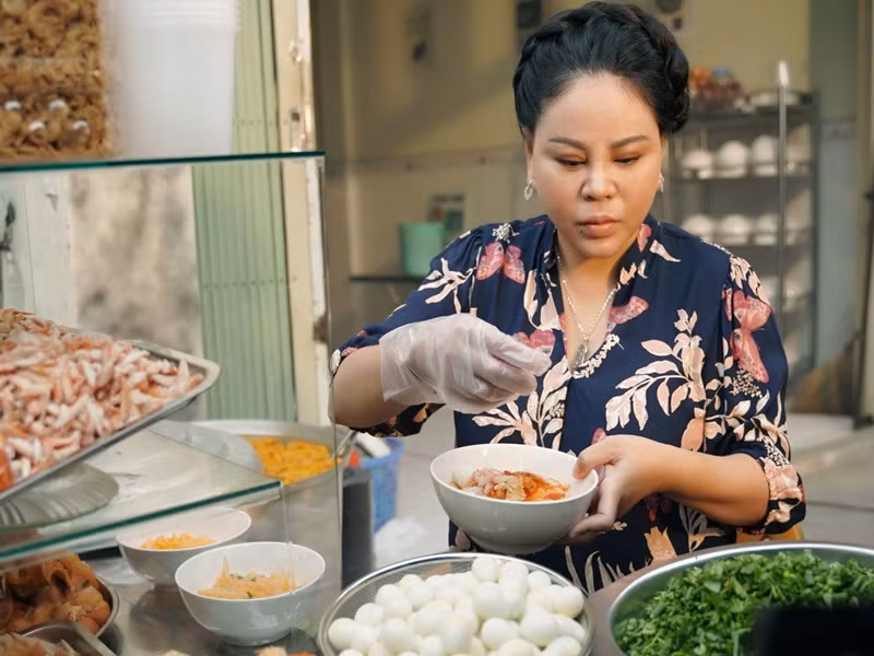 Trong “Nhà bà nữ”, Trấn Thành vào vai Phú Nhuận ở rể trong gia đình bà Nữ (Lê Giang đóng). Ảnh: Phụ nữ TP HCM