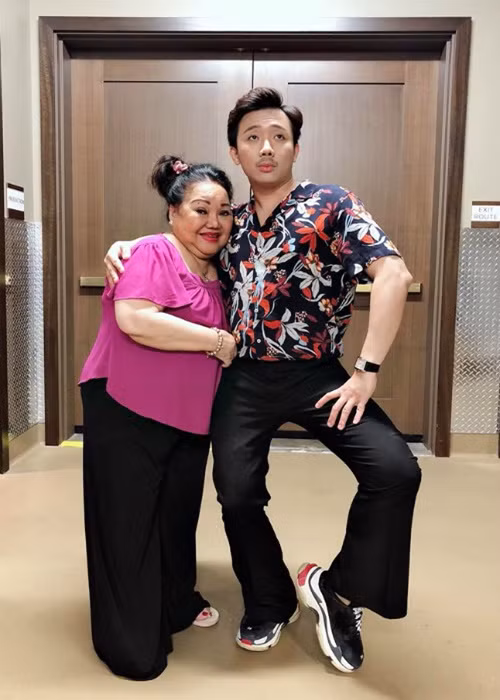 Mối quan hệ giữa nghệ sĩ Ngọc Giàu và Trấn Thành suýt rạn nứt vì hiểu lầm. Sự việc xảy ra bởi có người nhái giọng Trấn Thành rồi xin tiền nghệ sĩ Ngọc Giàu nạp tiền điện thoại. Bà đã tin nạp 4 lần, tổng cộng 2 triệu đồng. Kẻ lừa đảo này còn yêu cầu nghệ sĩ Ngọc Giàu không nên tỏ ra thân thiết với Trấn Thành trong hậu trường vì sẽ có người ghen tỵ. Vì tin lời lừa gạt, NSND Ngọc Giàu tỏ ra lạnh nhạt với Trấn Thành. Hiểu lầm chỉ được hóa giải khi Trấn Thành làm rõ sự việc. Ảnh: Dân Việt