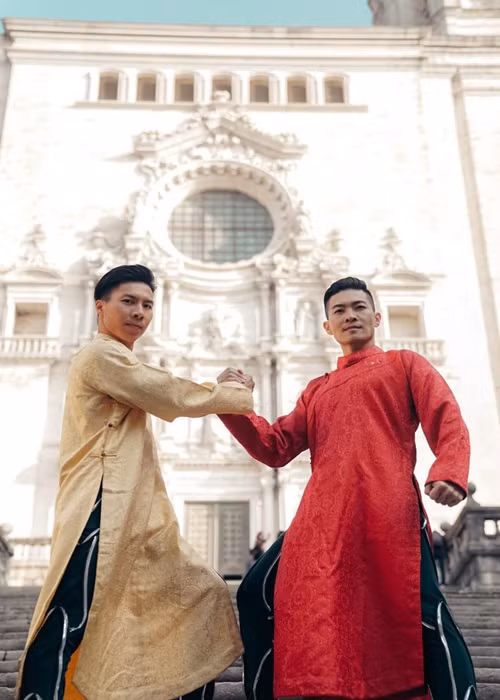 Quốc Cơ - Quốc Nghiệp bắt đầu gây chú ý với tiết mục “Sức mạnh đôi tay”. Cuối năm 2016, cặp anh em ruột này lập kỷ lục Guiness thế giới khi chồng đầu, giữ thăng bằng đi hết 90 bậc thang trong 52 giây tại nhà thờ ở Tây Ban Nha. Năm 2018, dù chỉ lọt top 5 Britain's Got Talent, Quốc Cơ - Quốc Nghiệp vẫn tỏa sáng, được nhiều khán giả Việt lẫn khán giả nước ngoài yêu mến bởi màn biểu diễn đỉnh cao. Ảnh: FBNV