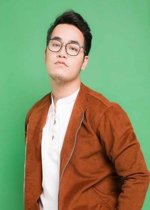 Khắc Hưng là người đứng sau một số hit của các ca sĩ như: Mỹ Tâm, Nguyễn Trần Trung Quân, Min, Erik, Trọng Hiếu, Miu Lê, nhóm nhạc Monstar,... Tên tuổi của anh gắn liền với các ca khúc: “Đâu chỉ riêng em”, “Độc ẩm”, “Ghen”, “Hơn cả yêu”....Ảnh: Giao thông