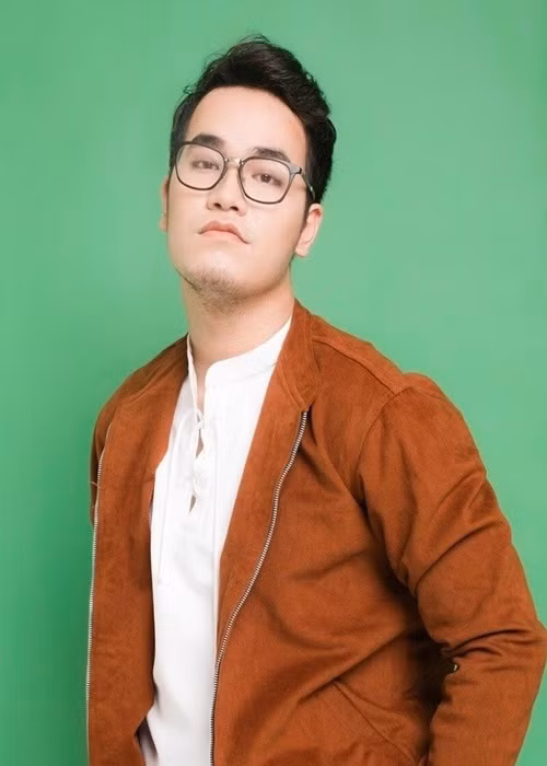 Khắc Hưng là người đứng sau một số hit của các ca sĩ như: Mỹ Tâm, Nguyễn Trần Trung Quân, Min, Erik, Trọng Hiếu, Miu Lê, nhóm nhạc Monstar,... Tên tuổi của anh gắn liền với các ca khúc: “Đâu chỉ riêng em”, “Độc ẩm”, “Ghen”, “Hơn cả yêu”....Ảnh: Giao thông