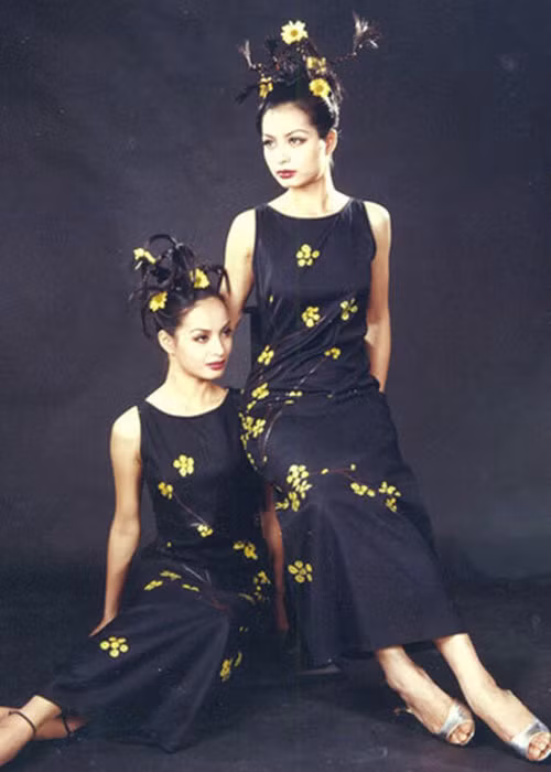 Thúy Hằng - Thúy Hạnh là cặp người mẫu song sinh từng nổi tiếng. Năm 13 tuổi, hai chị em lọt top cao nhất của cuộc thi Người đẹp đêm Noel. Năm 17 tuổi, Thúy Hằng và Thúy Hạnh đoạt giải Người mẫu ấn tượng tại cuộc thi Tìm kiếm người mẫu. Ảnh: Vietnamnet