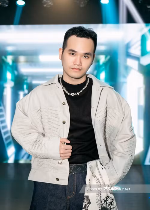 Ngoài sáng tác, em trai Khắc Việt còn khẳng định tên tuổi ở vai trò nhà sản xuất âm nhạc. Năm 2014, Khắc Hưng làm nhà sản xuất âm nhạc chính cho album của ca sĩ Nguyễn Trần Trung Quân. "Khởi hành" đã giúp Nguyễn Trần Trung Quân mang về 2 giải Cống hiến ở hạng mục Album của năm và Nghệ sĩ mới của năm. Năm 2018, Album "Tâm 9" của Mỹ Tâm do Khắc Hưng đóng vai trò nhà sản xuất âm nhạc cũng đoạt giải Cống hiến ở hạng mục Album của năm. Ảnh: Saostar