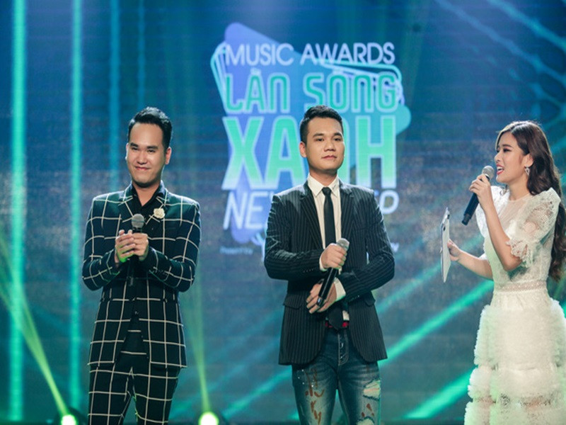 Năm 2009, Khắc Việt trở nên nổi tiếng nhờ ca khúc “Quên”. Đầu năm 2010, anh tung album single “Như vậy nhé” và tiếp tục nhận được sự chú ý của nhiều khán giả. Sau “Như vậy nhé”, Khắc Việt còn có loạt hit như: “Yêu lại từ đầu”, “Chỉ anh hiểu em”, “Anh khác hay em khác”, “Mất cảm giác yêu”. Khắc Việt từng chia sẻ, 90% thành công trong sự nghiệp hiện tại của anh đều do một tay Khắc Hưng mà nên. Ảnh: Tổ Quốc