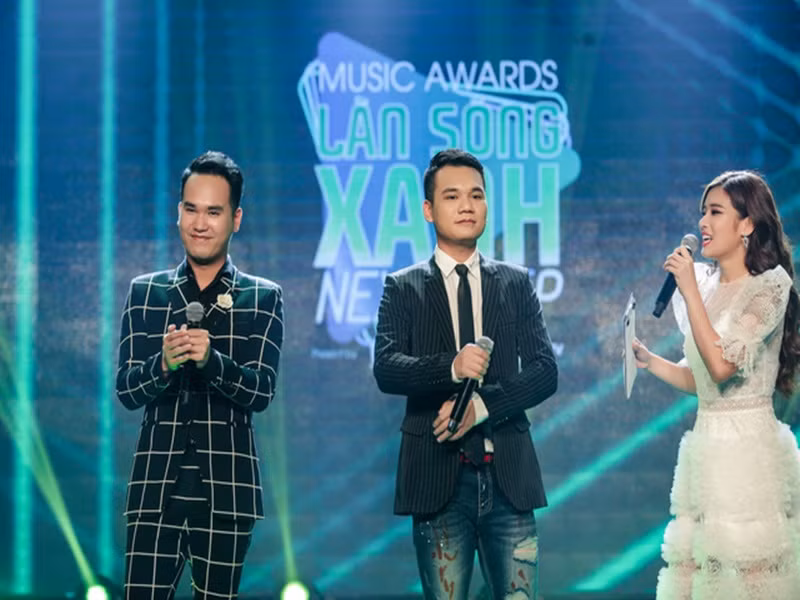 Năm 2009, Khắc Việt trở nên nổi tiếng nhờ ca khúc “Quên”. Đầu năm 2010, anh tung album single “Như vậy nhé” và tiếp tục nhận được sự chú ý của nhiều khán giả. Sau “Như vậy nhé”, Khắc Việt còn có loạt hit như: “Yêu lại từ đầu”, “Chỉ anh hiểu em”, “Anh khác hay em khác”, “Mất cảm giác yêu”. Khắc Việt từng chia sẻ, 90% thành công trong sự nghiệp hiện tại của anh đều do một tay Khắc Hưng mà nên. Ảnh: Tổ Quốc