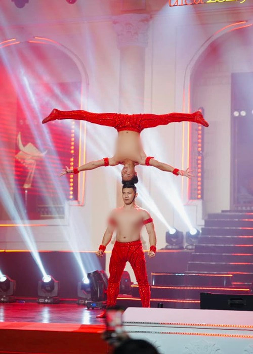 Quốc Cơ - Quốc Nghiệp là một trong những cặp anh chị em nổi tiếng của Vbiz. Hai nghệ sĩ này sinh ra trong gia đình có truyền thống xiếc. Năm 1999, cả hai chính thức biểu diễn xiếc chuyên nghiệp. Trong khi Quốc Cơ làm trụ đỡ ở phía dưới thì Quốc Nghiệp giữ thăng bằng ở phía trên. Ảnh: FBNV