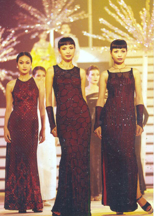 Ngoài 20 tuổi, khi đang ở thời kỳ đỉnh cao của sự nghiệp, cả hai cùng nhau thành lập công ty đào tạo và quản lý người mẫu. Sau khi kết hôn, Thúy Hạnh theo chồng vào TP HCM lấn sân sang lĩnh vực MC, làm giám khảo các chương trình truyền hình, còn Thúy Hằng từ bỏ nghề người mẫu để yên bề gia thất. Ảnh: Vietnamnet