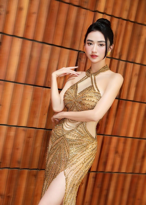 Hà Thu sinh năm 1992, đến từ Huế. Cô sở hữu gương mặt khả ái, vóc dáng thon gọn.