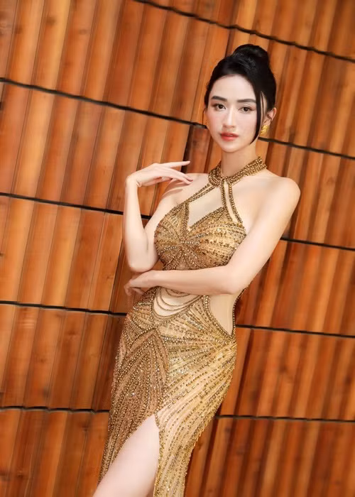 Hà Thu sinh năm 1992, đến từ Huế. Cô sở hữu gương mặt khả ái, vóc dáng thon gọn.